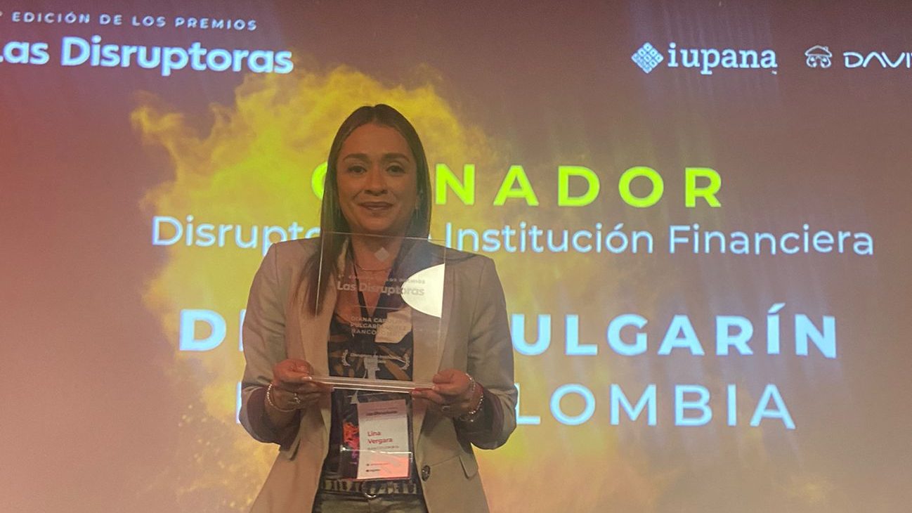 Lina María Vergara de Bancolombia recibe el premio de Disruptora de Institución Financiera, en nombre de Diana Carolina Pulgarin Lopez, Bancolombia