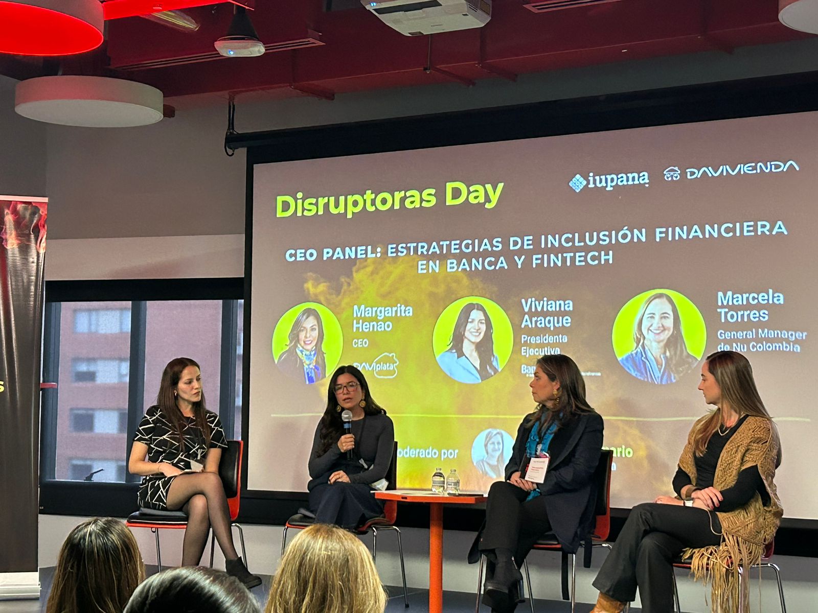 Panel de CEOs en Disruptoras Day, con Margarita Henao de Daviplata, Viviana Araque de Bancamia y Marcela Torres de Nu Colombia