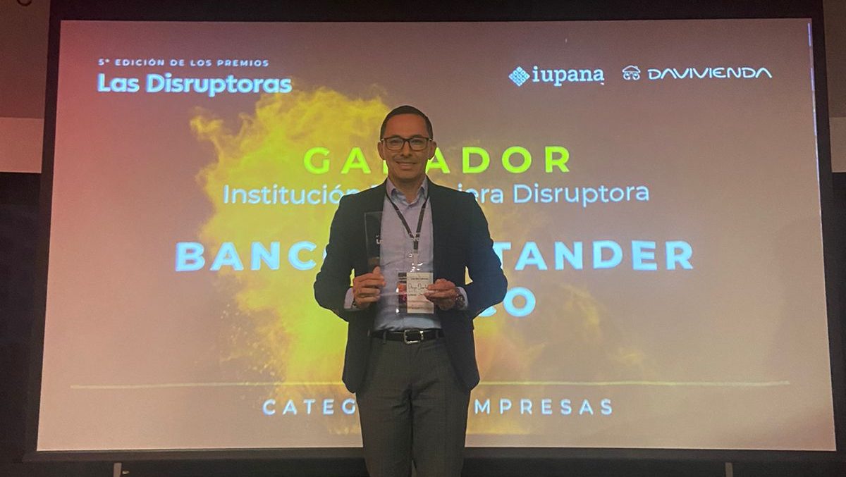 Diego Duarte, Vicepresidente de Microfinanzas de Banco Santander Colombia recibe el premio Institución Financiera Disruptora en nombre del banco