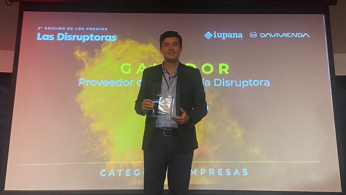 David Ballesteros, General Manager Colombia, Belvo, recibe el premio de Proveedor de Tecnología Disruptora, en nombre de la empresa