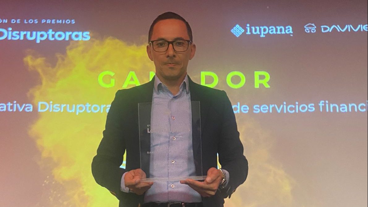 Diego Duarte, Vicepresidente de Microfinanzas de Banco Santander Colombia recibe el premio de Tuiio Santander