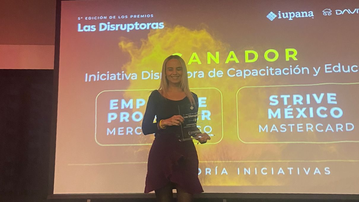 Paola Vanegas, Corporate Communications Manager de Mercado Libre Colombia y Venezuela, recibe el premio en nombre de Emprende Pro Mujer