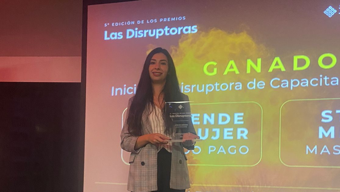 Valerie de la Fuente, Product & ESG Manager, Strive Mexico Lead, recibe el premio en nombre de Strive México