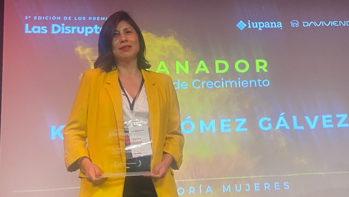 Karina Gómez Gálvez, Gerenta Comercial y Social, Fondo Esperanza, recibe el premio de Lider de Crecimiento