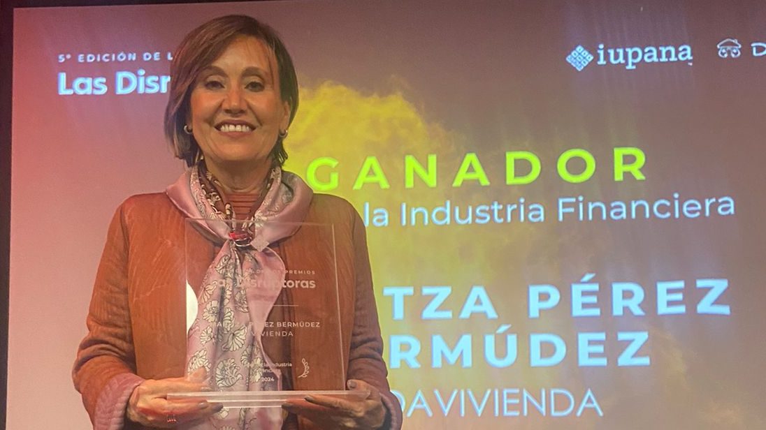 Maritza Pérez Bermúdez, vicepresidente Ejecutiva de Banca Personal y Mercadeo de Davivienda, recibe el premio de Líder de la Industria Financiera