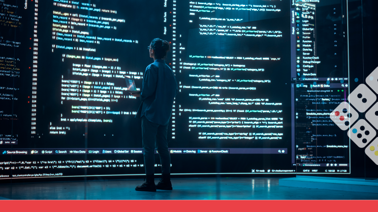 Programador viendo código