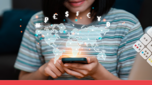 Mujer usa teléfono con visión global