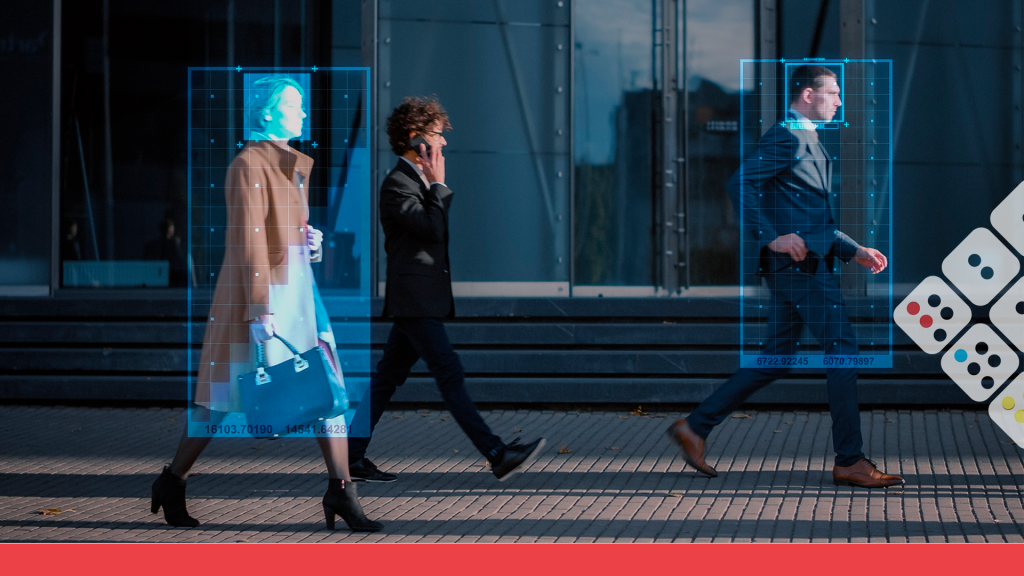 Personas caminando por la calle, siendo testeados con tecnologías de biometría.