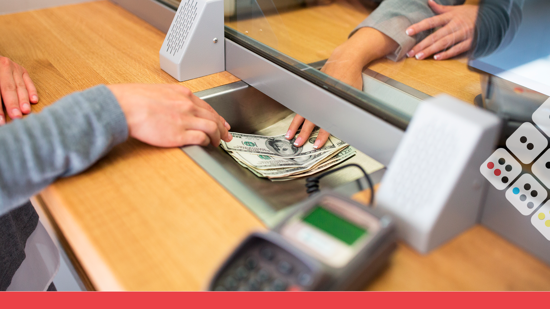 Prevención de lavado de dinero Persona recibe dinero en ventanilla de un banco.