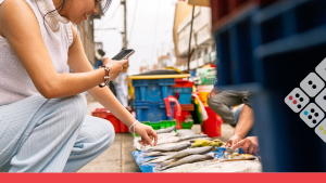 Mujer compra en un mercado de América Latina