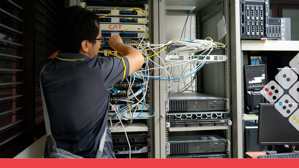 Ingeniero resolviendo conexiones en un data center