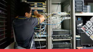 Ingeniero resolviendo conexiones en un data center