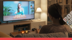 Mujer viendo video falso en pantalla