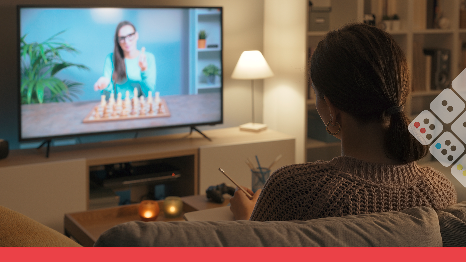 Mujer viendo video falso en pantalla