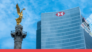 Estatua de un ángel dorado de México, erguido frente al edificio del HSBC.