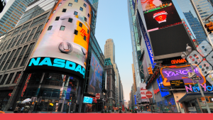 Calle de New York con Nasdaq.