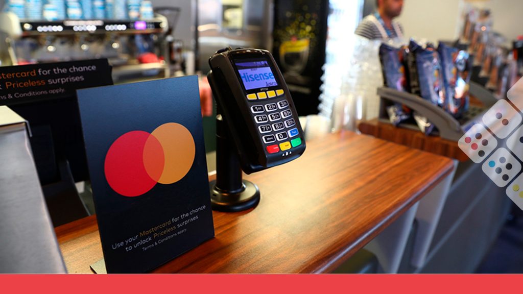 POS de Mastercard con logo en mostrador de cafetería