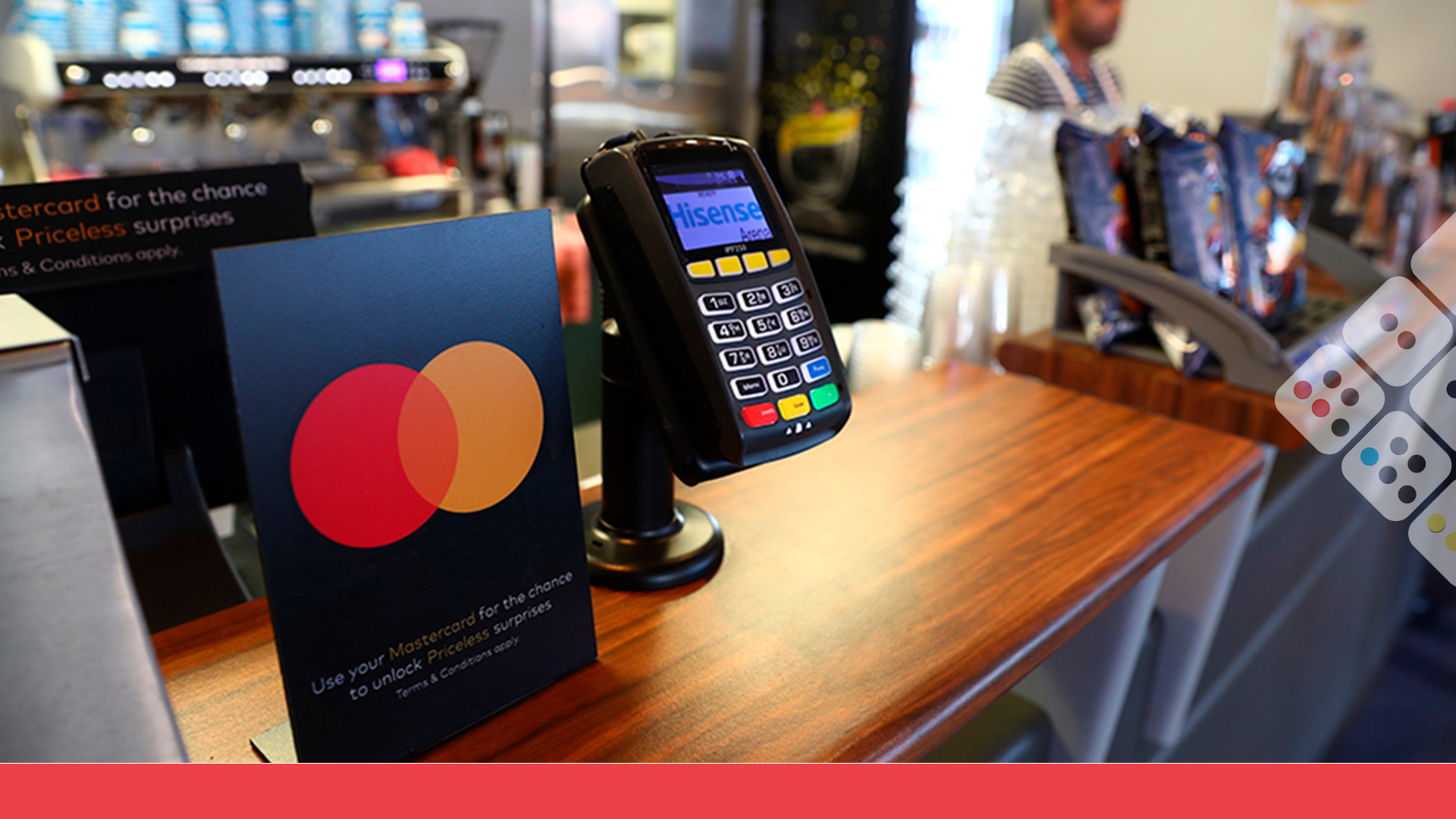 POS de Mastercard con logo en mostrador de cafetería