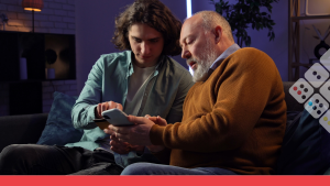 Joven enseña a adulto mayor cómo trabajar en celular