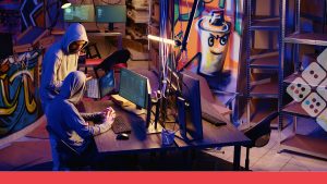 Grupo de personas planificando ataque digital a banco