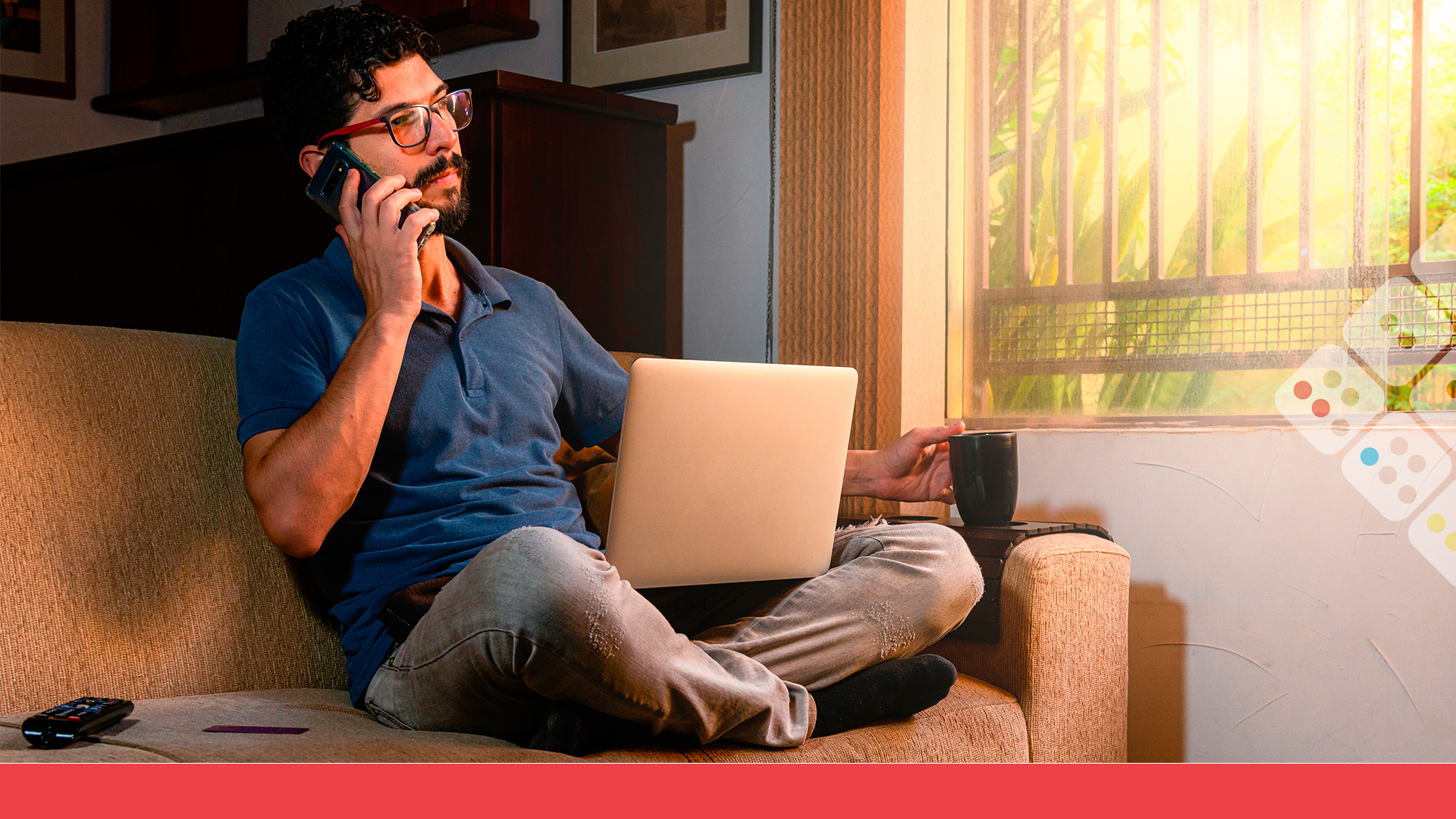 Persona hablando por teléfono con laptop abierta. 