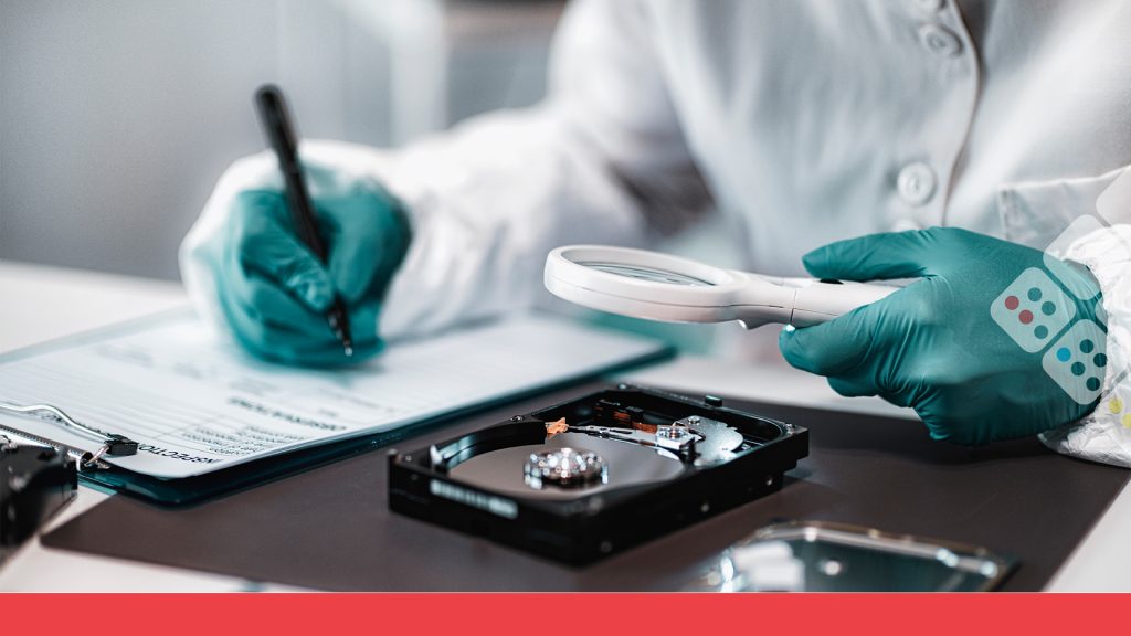 Investigador haciendo análisis forense a disco duro