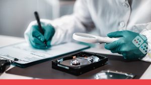 Investigador haciendo análisis forense a disco duro