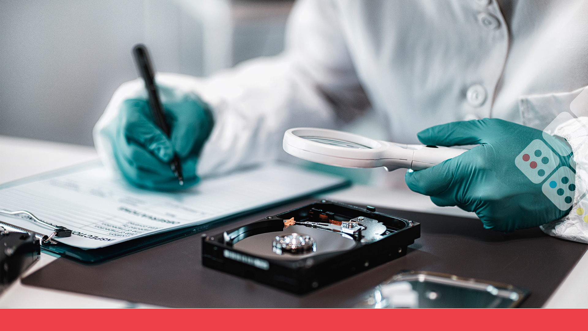 Investigador haciendo análisis forense a disco duro