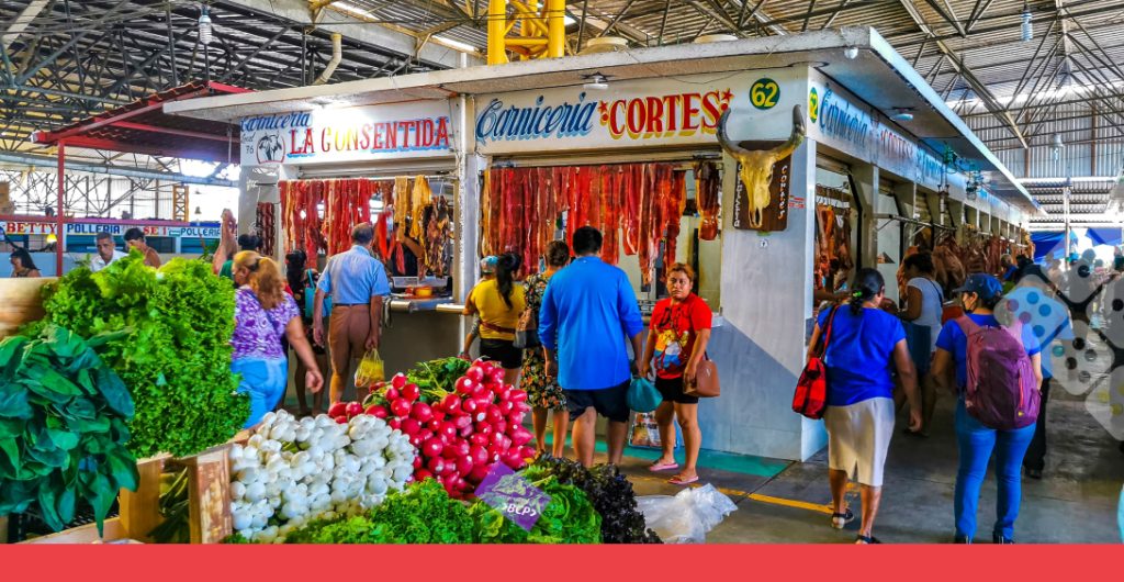 Personas haciendo compras en mercado de México