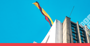 Edificio con bandera de Colombia