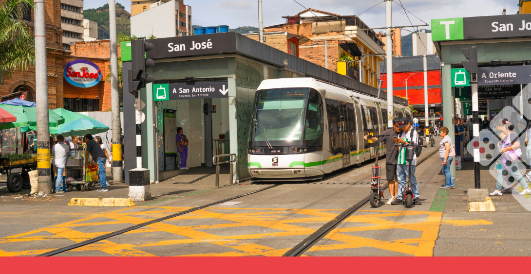 Calle de Medellín con personas.