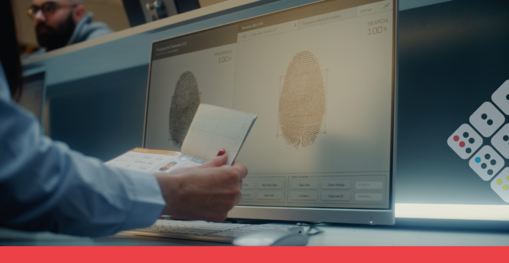 Persona verificando huellas dactilares en sistema