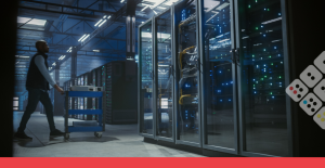 Ingeniero camina por data center