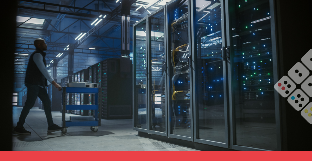 Ingeniero camina por data center