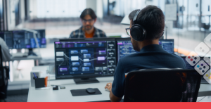 Programador en oficina y computadora