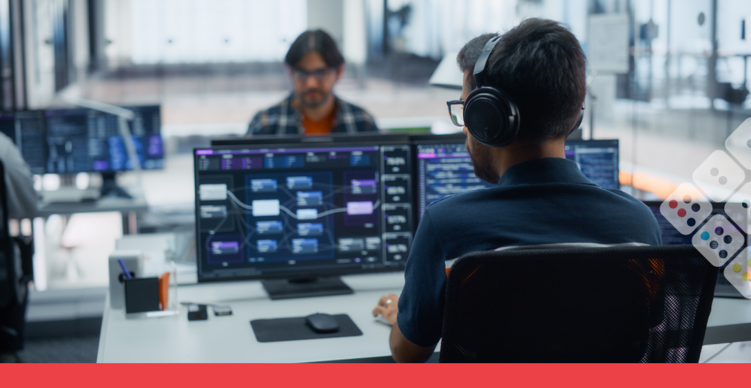 Programador en oficina y computadora