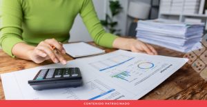 Mujer usa calculadora para hacer cuentas.