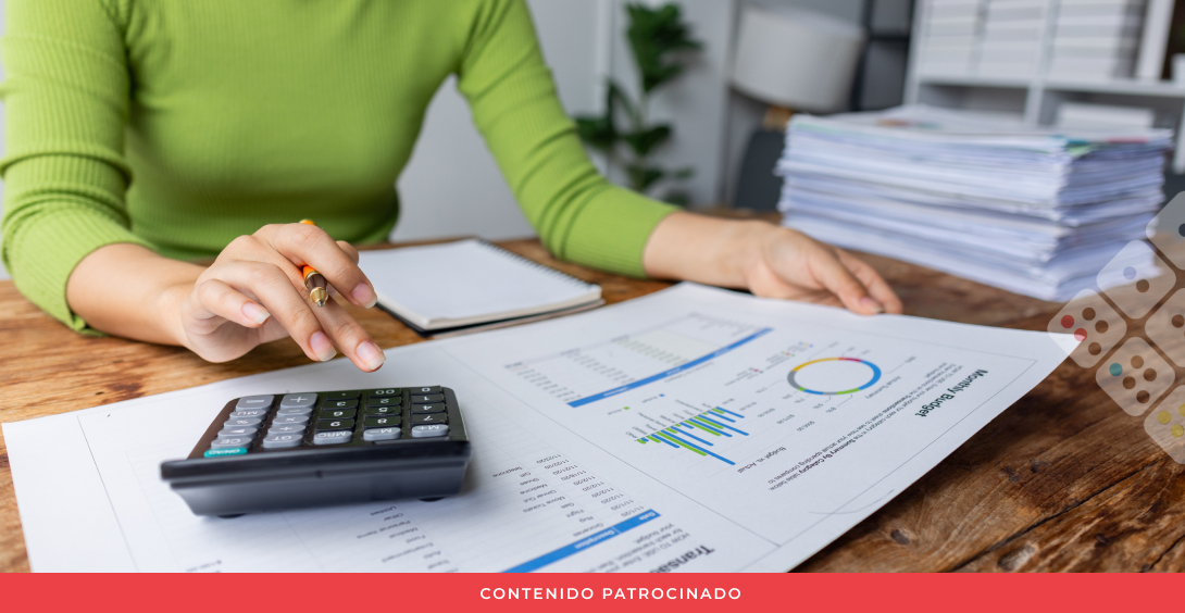 Mujer usa calculadora para hacer cuentas.