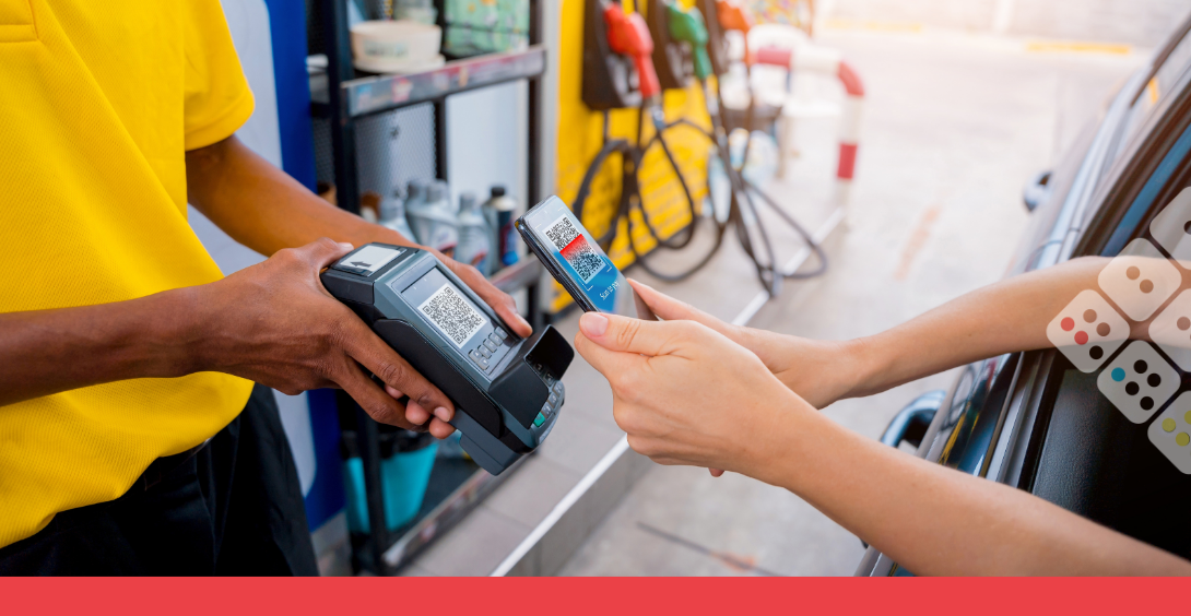 Usuario pagando consumo de combustible usando código QR